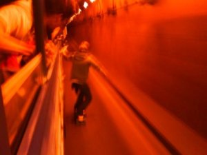 insane-skitching-on-overboard-bus-in-tunnel-nyc